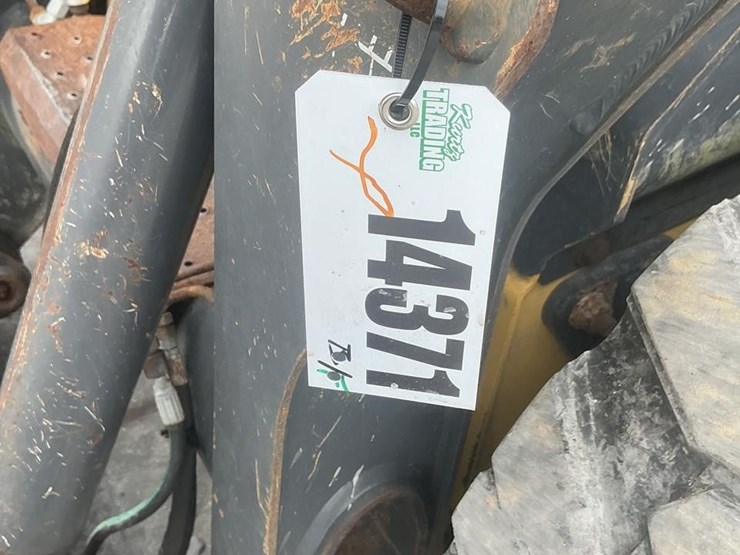2015-new-holland-l220-image-18