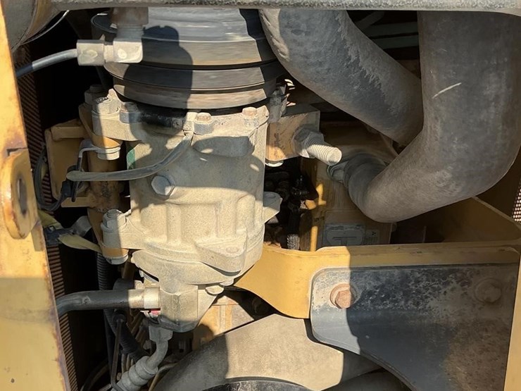 2005-caterpillar-d3g-xl-image-18