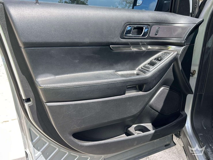 2017-ford-explorer-image-12