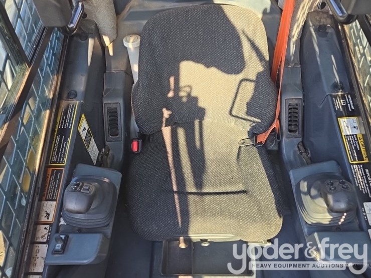 2019-deere-324g-image-23