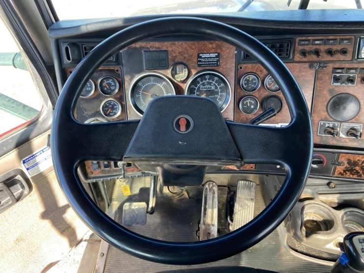 2004-kenworth-w900-image-18