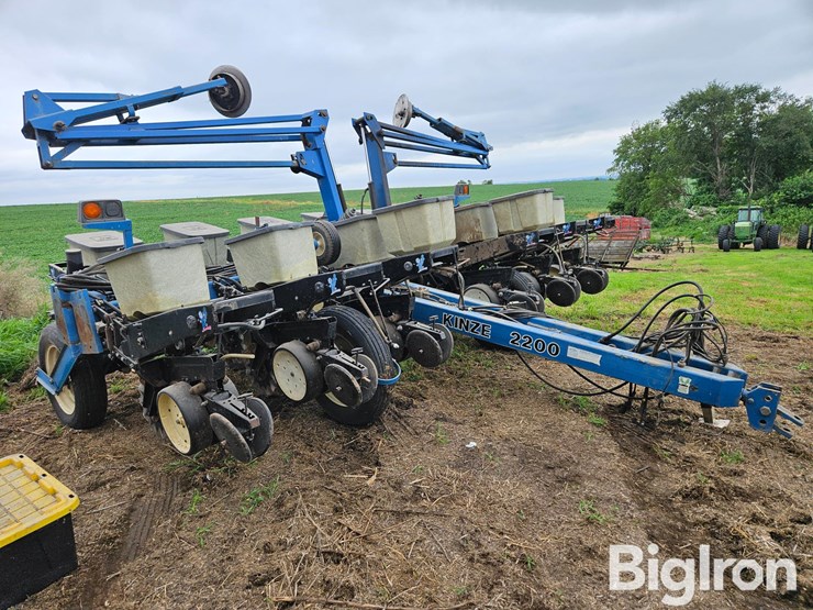 1993-kinze-2200-image-3