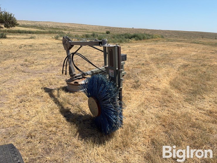 douglas-welding-&-machine-feed-bunk-sweeper-skid-steer-attachment-image-3