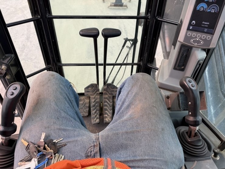 2013-caterpillar-568-image-30