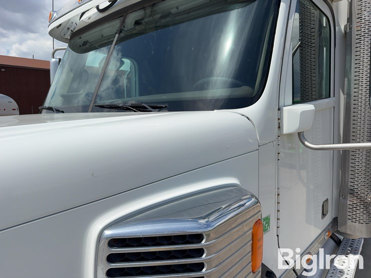2013-freightliner-coronado-132-image-9