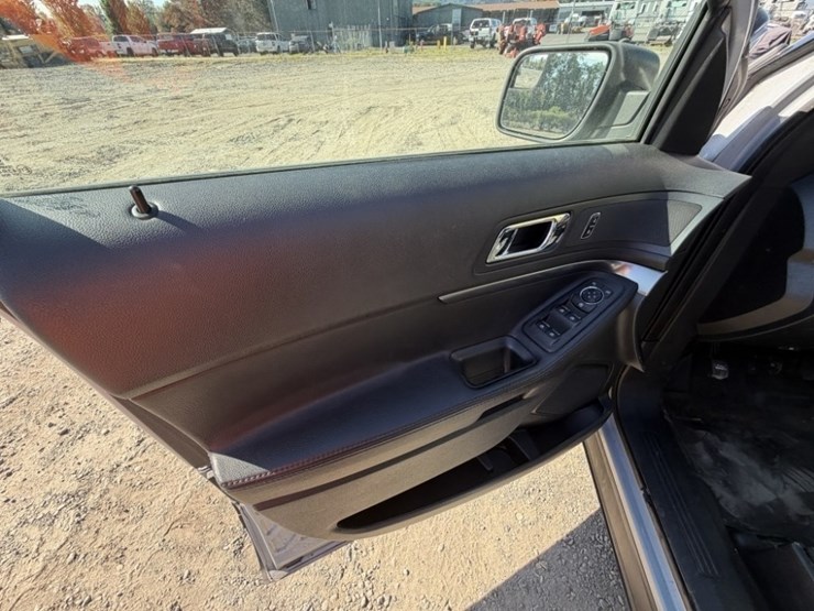 2016-ford-explorer-image-32
