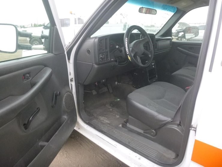 2003-chevrolet-3500-image-8