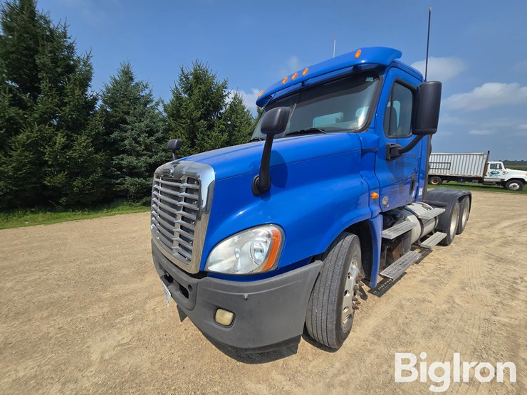 2012-freightliner-cascadia-125-image-1