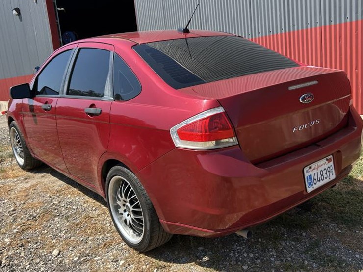 #215-•-2010-ford-focus-image-6