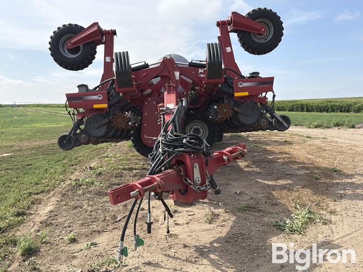 2015-titan-yieldtrac-tm24r-30-precision-tracked-planter-image-2