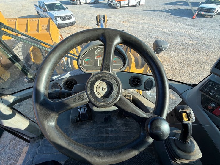 2015-caterpillar-924k-image-17