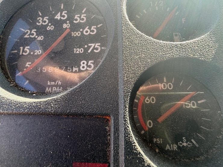 1997-freightliner-fl112-image-22