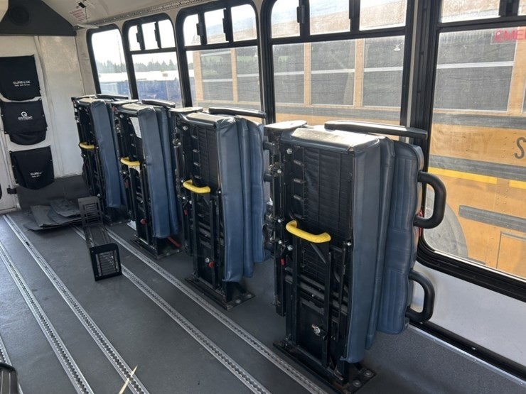 2016-chevrolet-express-paratransit-bus-image-20