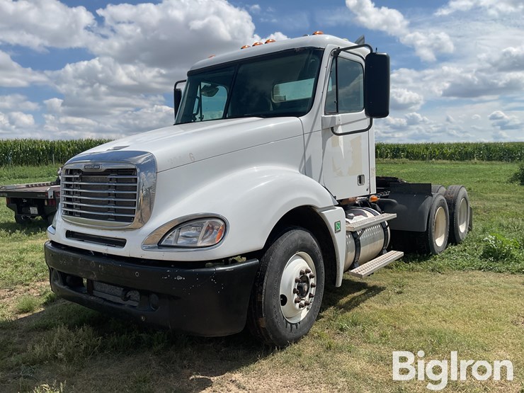 2007-freightliner-columbia-120-image-1