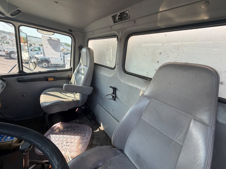 1997-freightliner-fl112-image-17