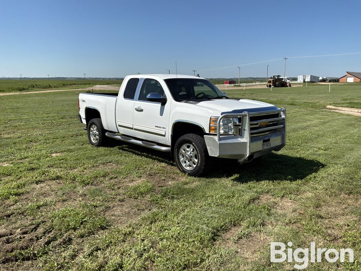 2013-chevrolet-silverado-2500-image-1