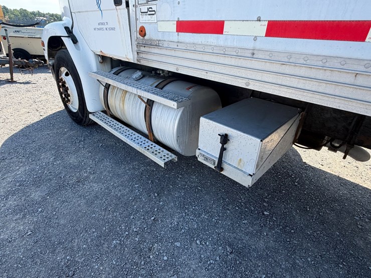 1997-freightliner-fl112-image-12