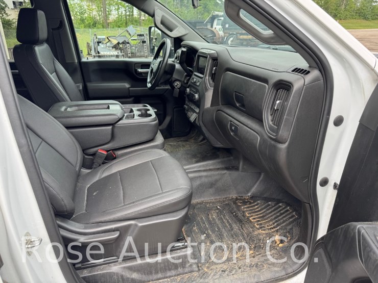 2022-chevrolet-3500-image-18