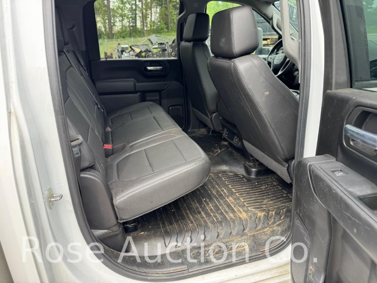 2022-chevrolet-3500-image-17