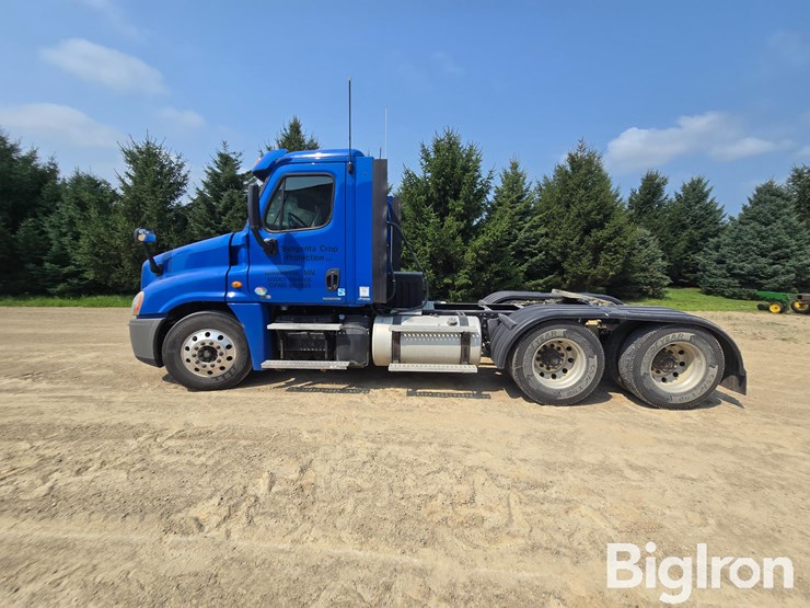 2012-freightliner-cascadia-125-image-8