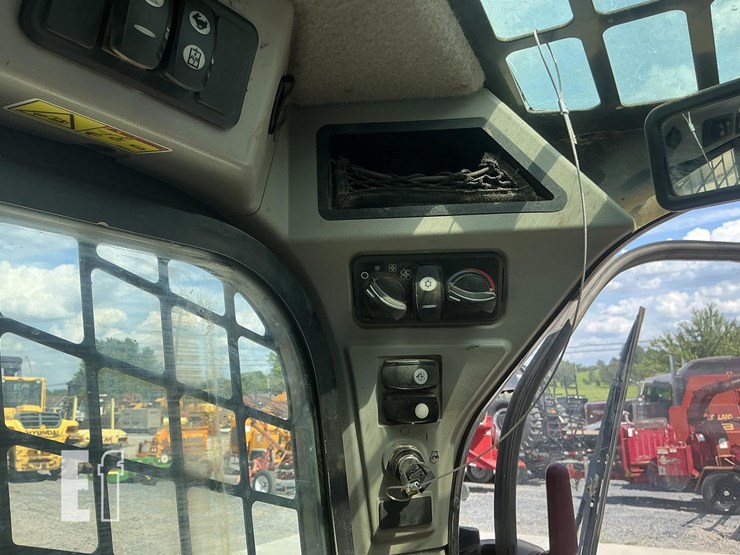 2015-caterpillar-259d-image-16