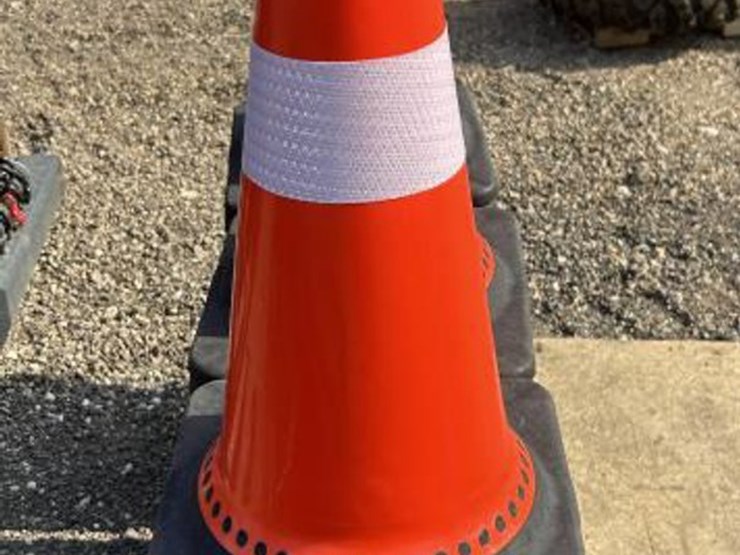#190-•-(18)-traffic-safety-cones-image-2