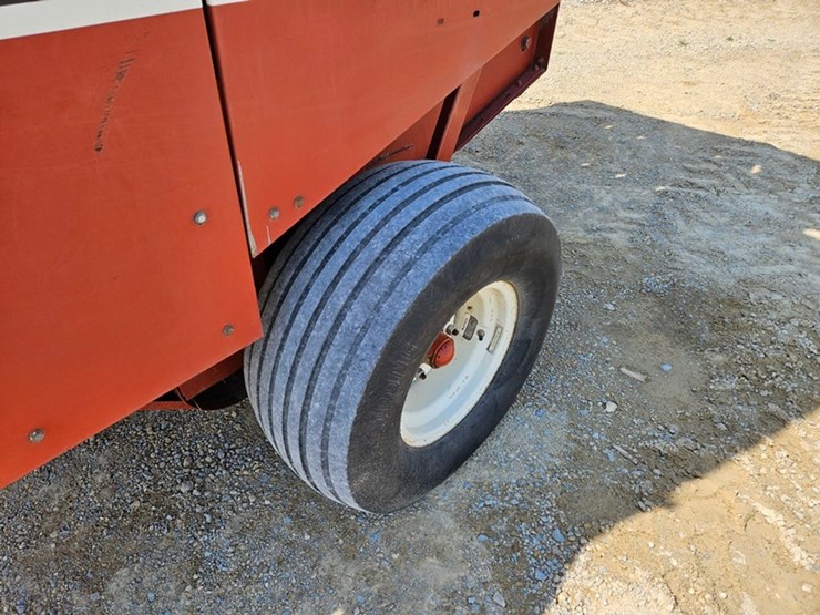 hesston-550-image-34