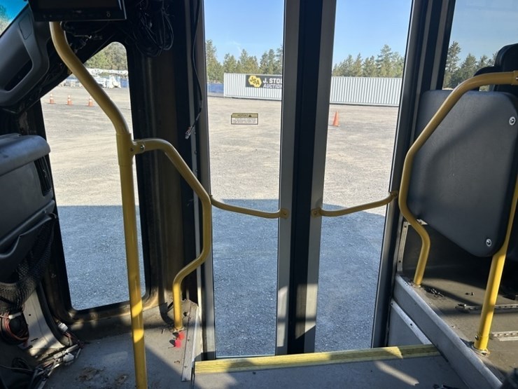 2016-chevrolet-express-paratransit-bus-image-13