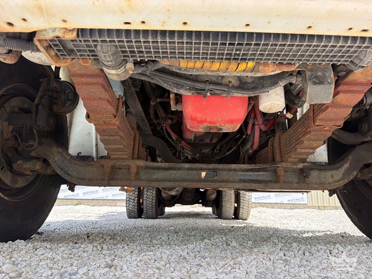 2011-freightliner-m2-106-image-20