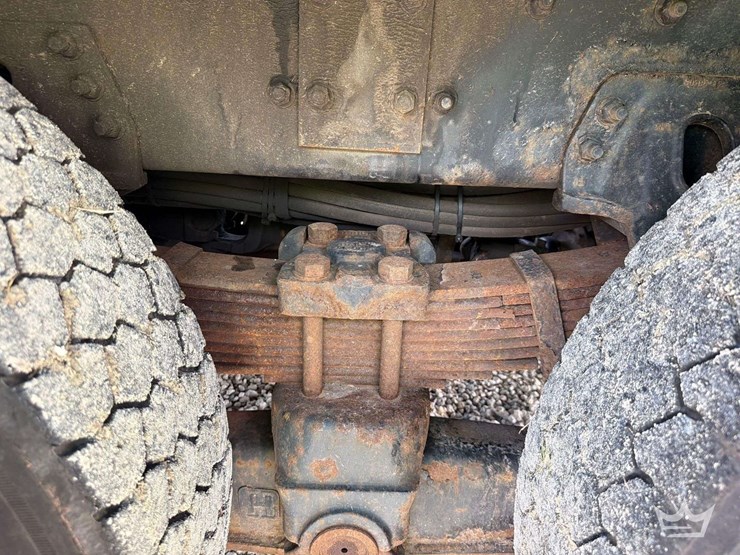 2011-freightliner-m2-106-image-23