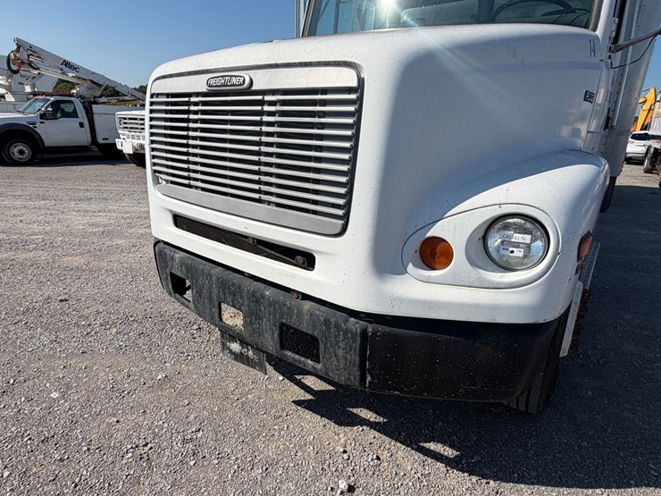 1997-freightliner-fl112-image-14