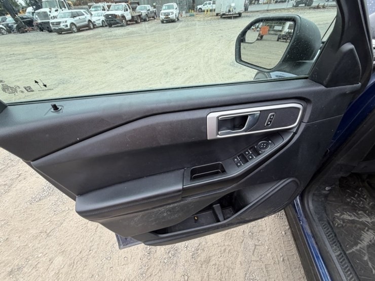 2020-ford-explorer-image-24