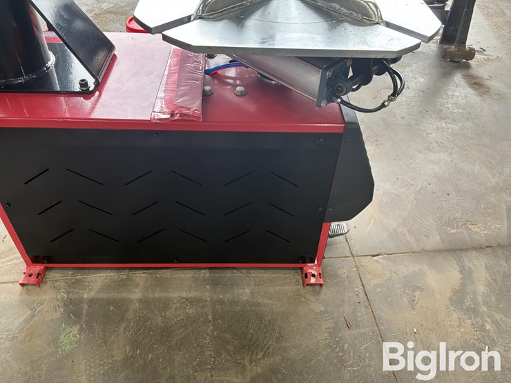 2025-massey-ferguson-730-image-16