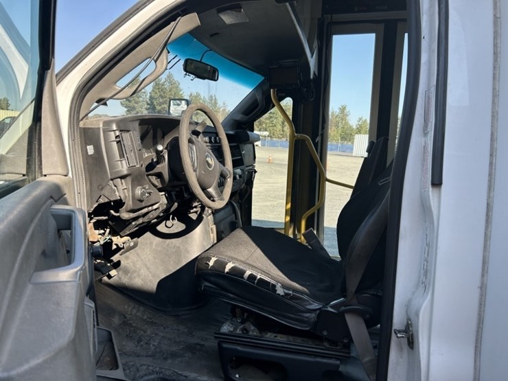 2016-chevrolet-express-paratransit-bus-image-12