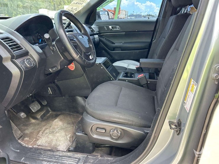 2017-ford-explorer-image-13