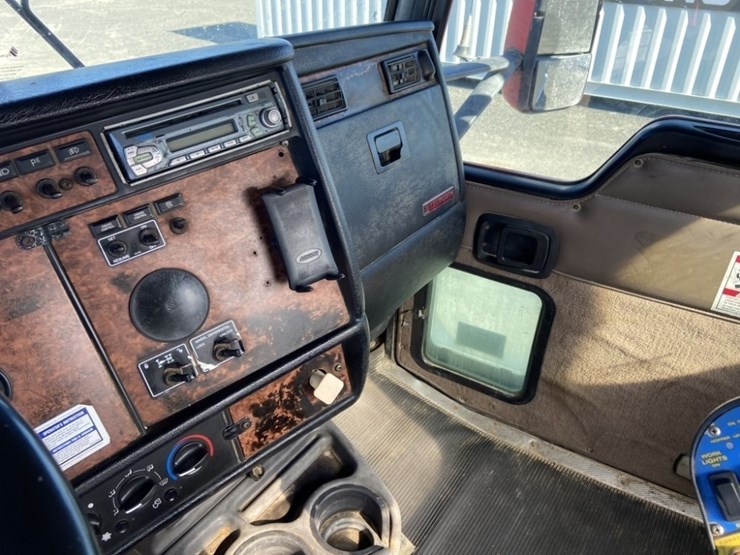 2004-kenworth-w900-image-14
