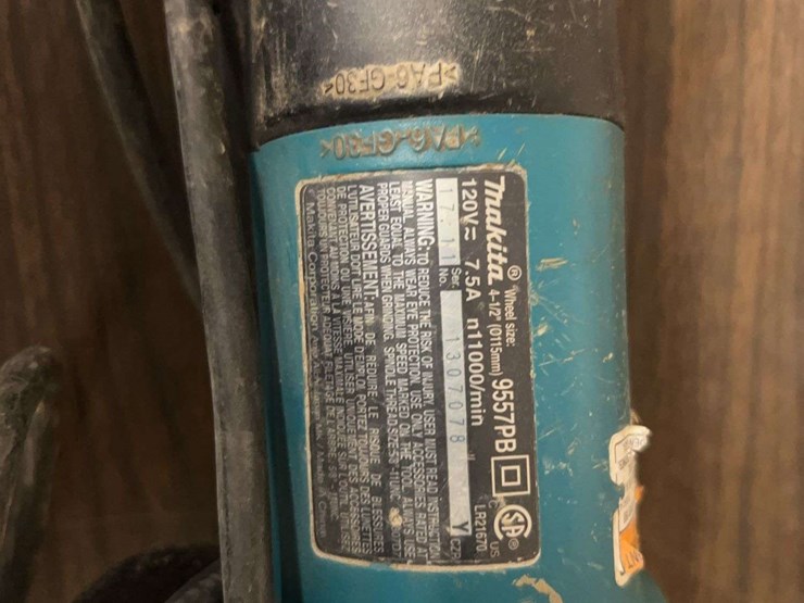 makita-9557pb-4.5-inch-angle-grinder,-120v,-7.5a,-11,000-rpm-image-1