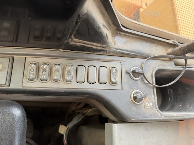 2013-caterpillar-568-image-34
