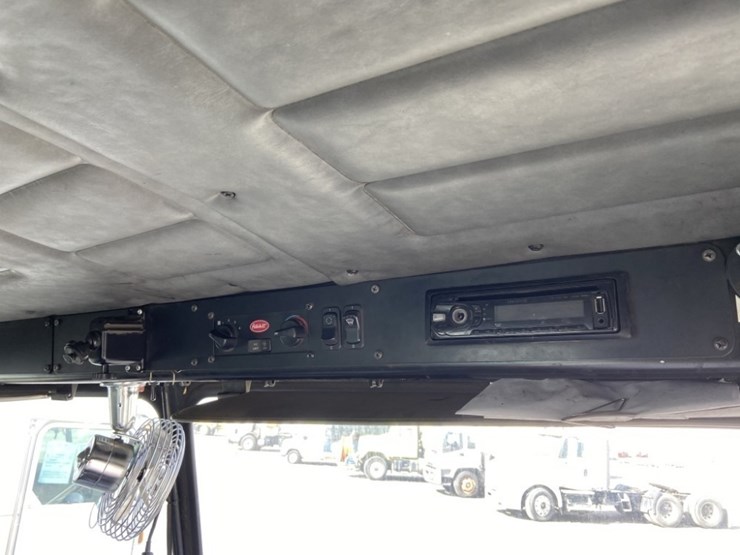 2012-peterbilt-320-image-23