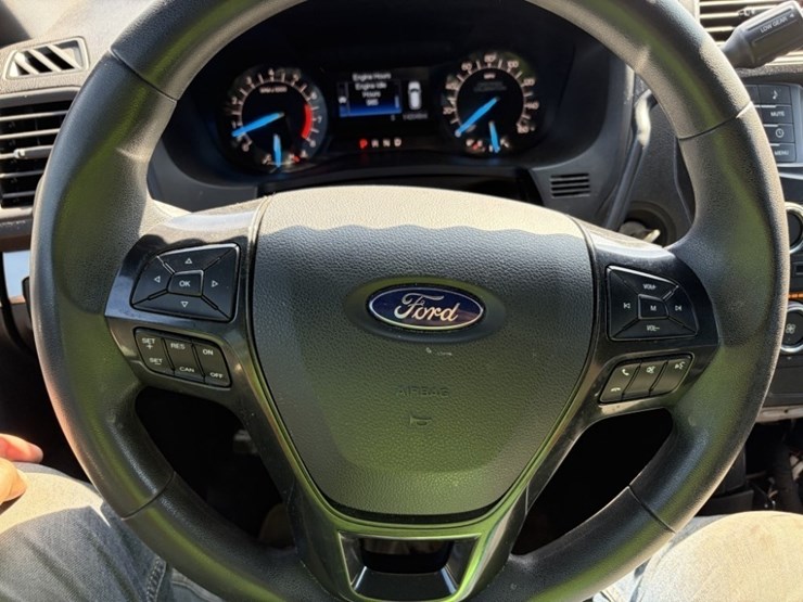 2017-ford-explorer-image-27