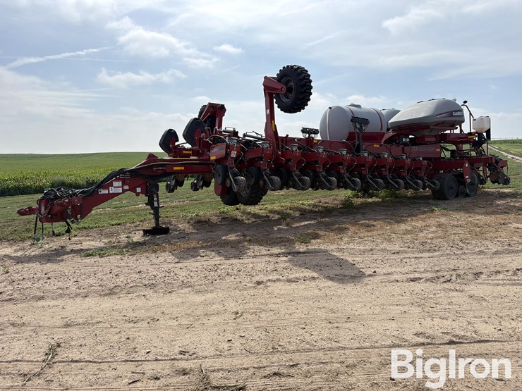 2015-titan-yieldtrac-tm24r-30-precision-tracked-planter-image-3