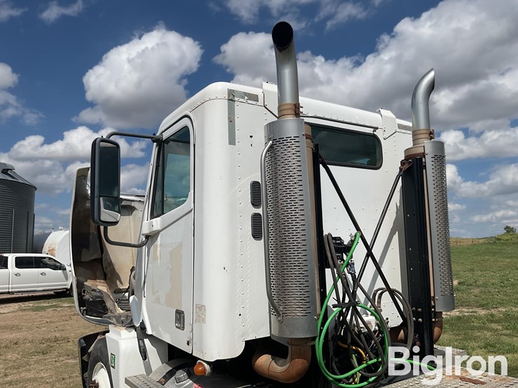 2007-freightliner-columbia-120-image-19