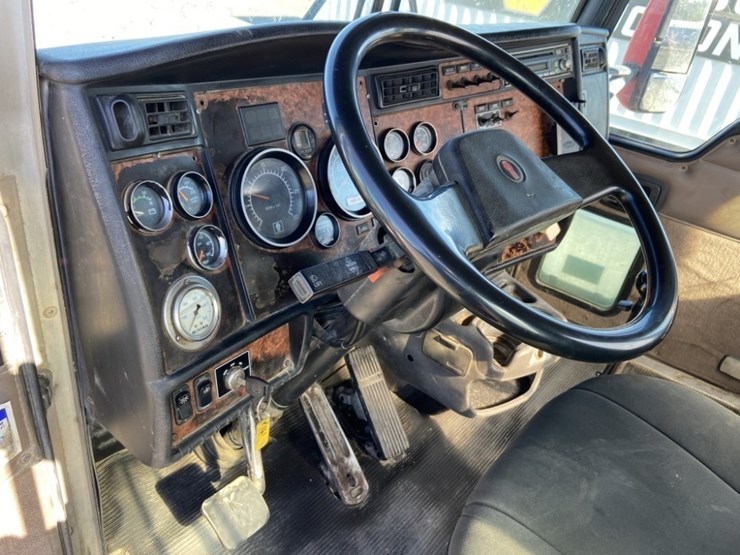 2004-kenworth-w900-image-21