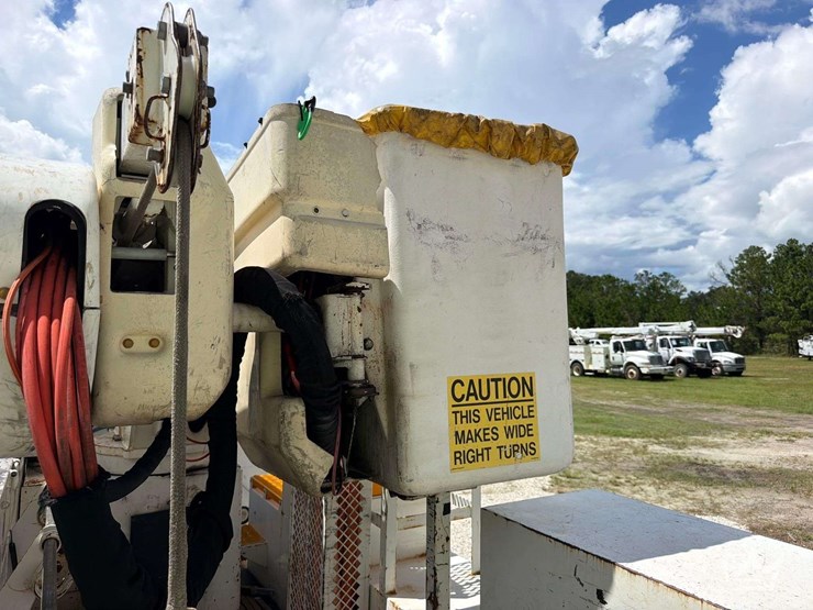 2011-freightliner-m2-106-image-42