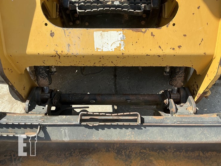 2015-caterpillar-259d-image-12