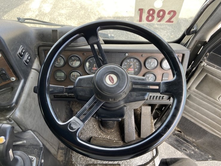 2012-peterbilt-320-image-20