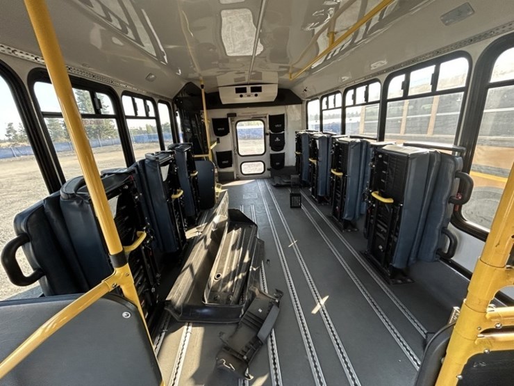 2016-chevrolet-express-paratransit-bus-image-19