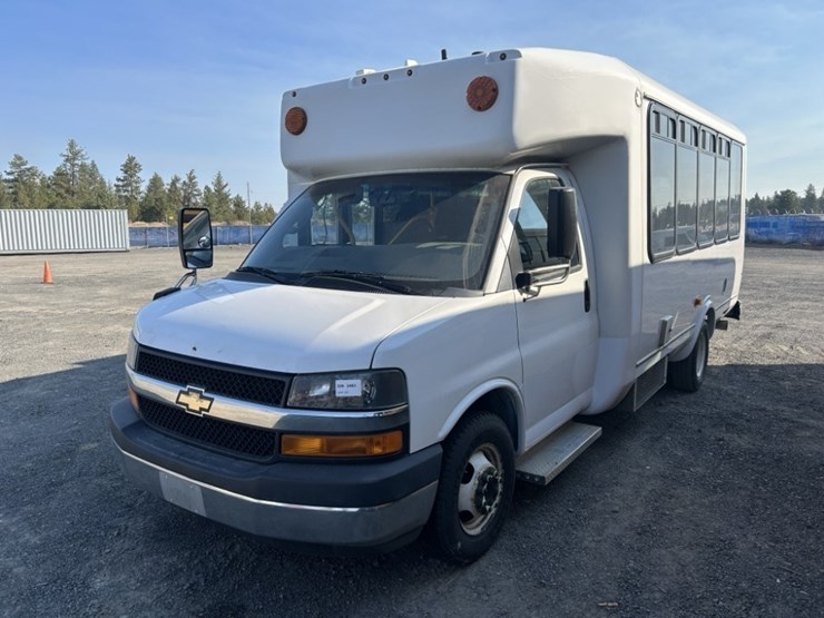 2016-chevrolet-express-paratransit-bus-image-1