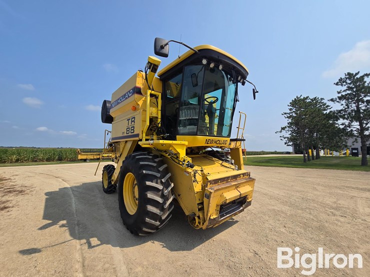 1996-new-holland-tr88-image-3