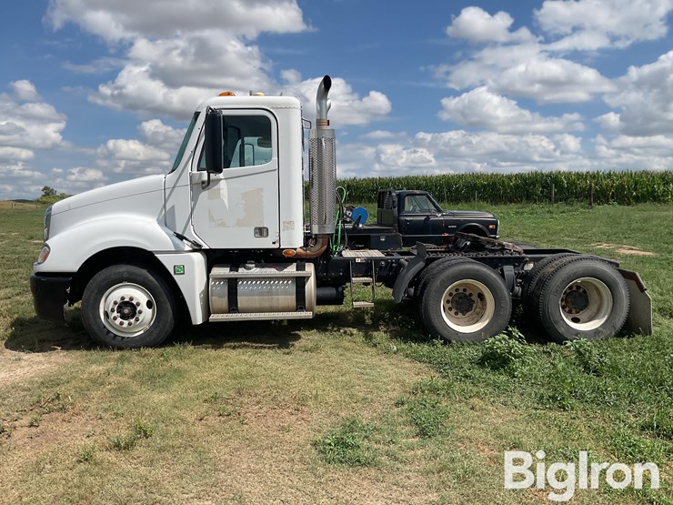 2007-freightliner-columbia-120-image-8